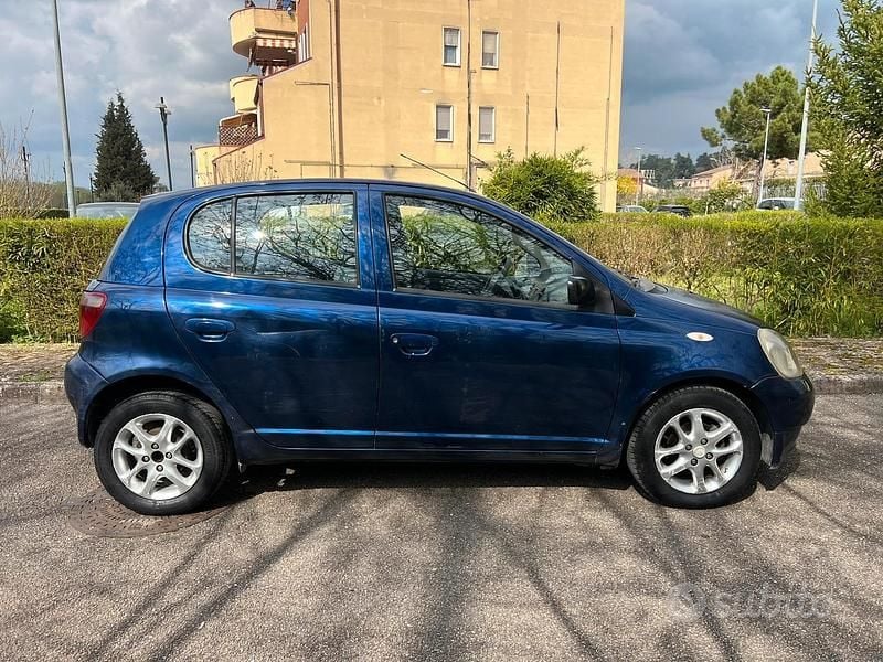 Usata Toyota Yaris 68 CV (50 kW) 2000 Blu Berlina