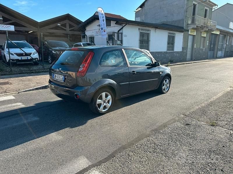 Usata Ford Fiesta Ghia 75 CV (55 kW) 2008 Argento Utilitaria