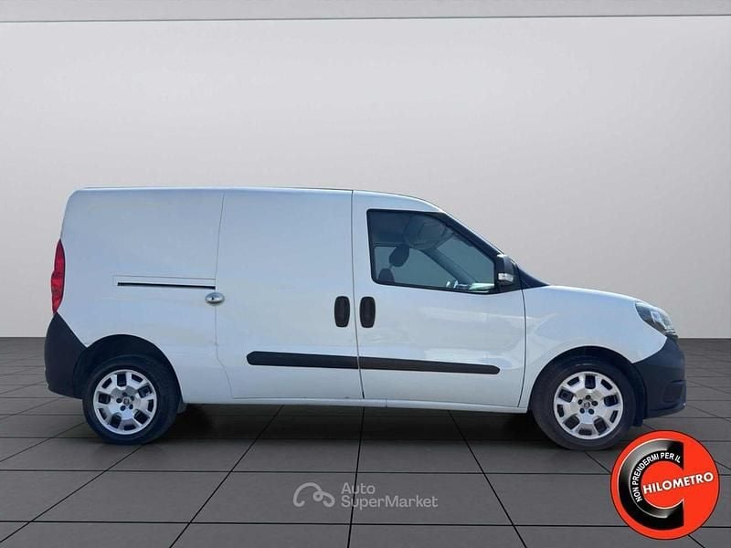 Usata Fiat Doblò 105 CV (77 kW) 2022 Bianco pastello Monovolume