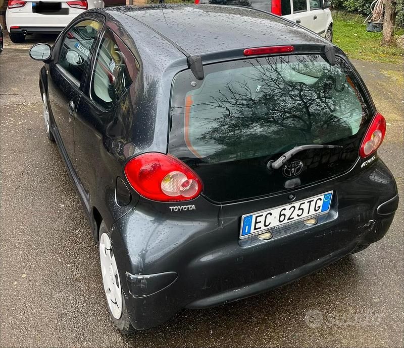 Usata Toyota Aygo 68 CV (50 kW) 2005 Grigio Utilitaria