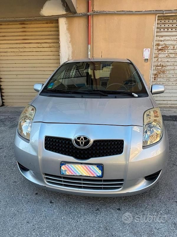 Grigio Usata 2008 Toyota Yaris Tre volumi | 3600 € (Buon prezzo) - Immagine 1/4