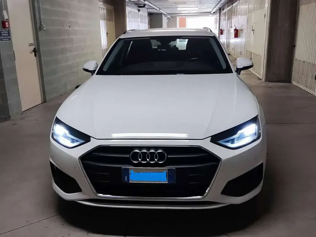 Begagnad Audi A4 Business 136 HK (100 kW) 2022 Vit Kombi