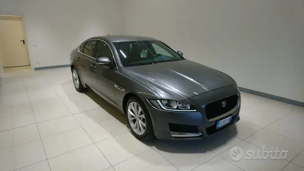 Usata Jaguar XF Prestige 180 CV (132 kW) 2016 Grigio Berlina