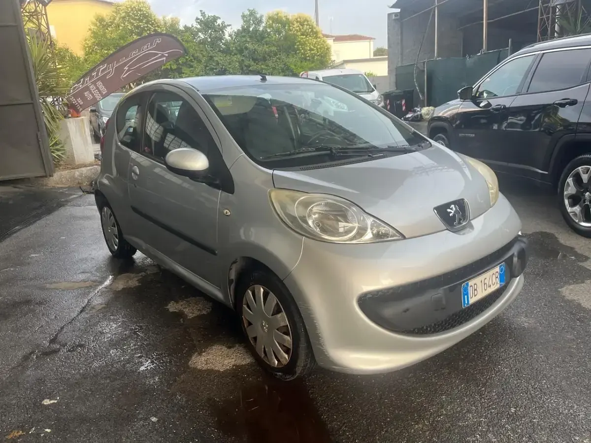 Usata Peugeot 107 67 CV (49 kW) 2006 Argento Utilitaria
