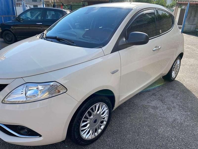 Usata Lancia Ypsilon Gold 69 CV (50 kW) 2016 Utilitaria