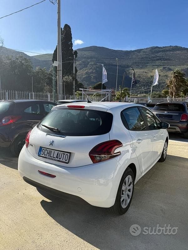 Usata Peugeot 208 GT-line 101 CV (74 kW) 2020 Bianco Utilitaria