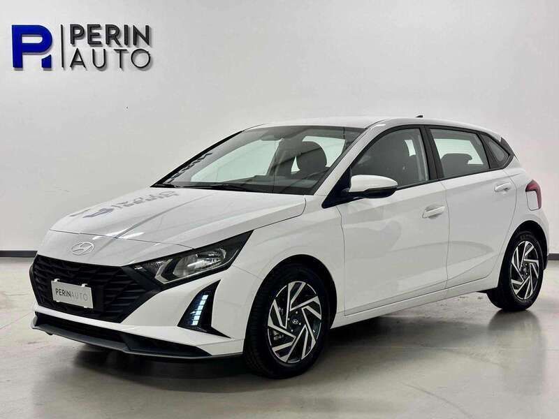 Atlas white tetto nero Nuova 2025 Hyundai i20 Due volumi | 15.909 € (Buon prezzo) - Immagine 1/4
