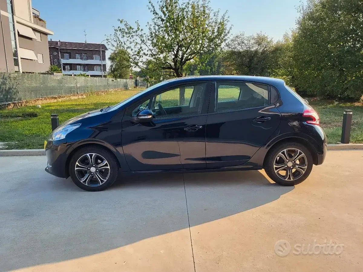 Usata Peugeot 208 68 CV (50 kW) 2014 Utilitaria
