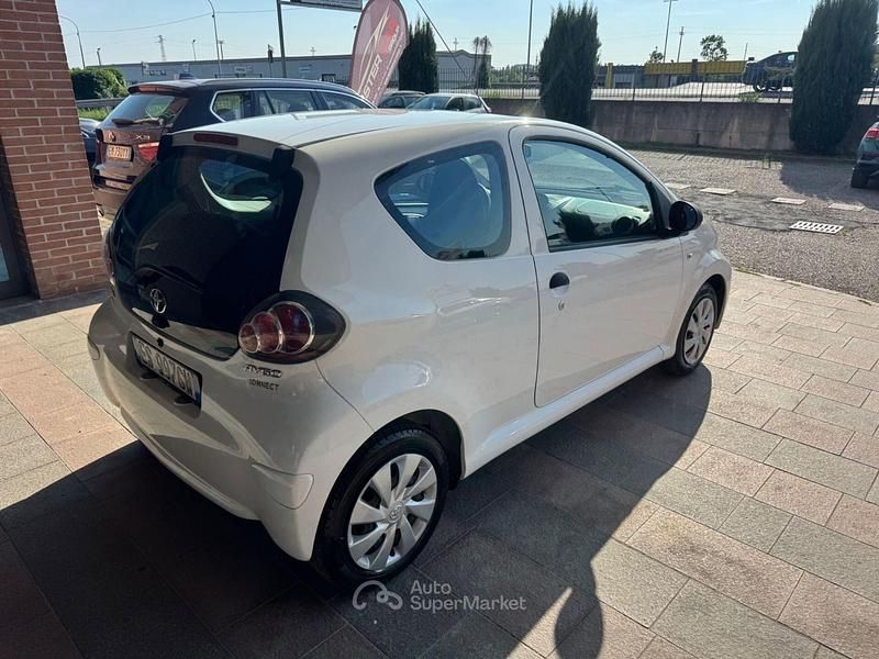 Usata Toyota Aygo Connect Style 68 CV (50 kW) 2013 Bianco Utilitaria
