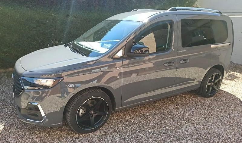 Usata Ford Tourneo 122 CV (89 kW) 2024 Grigio Monovolume