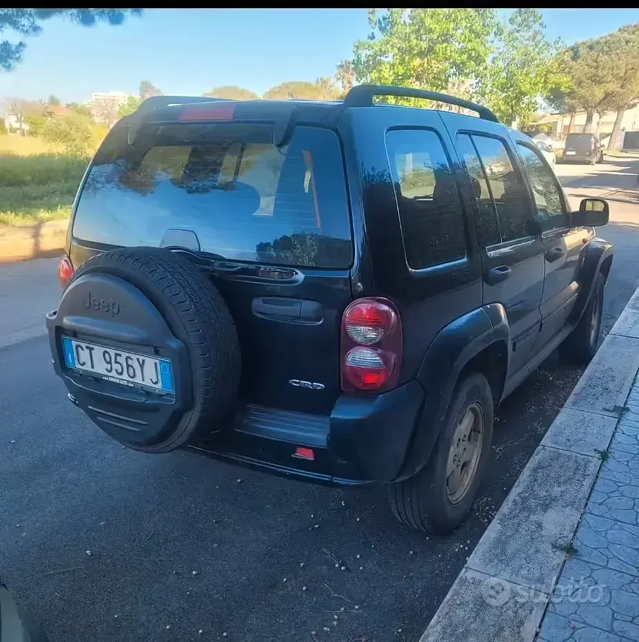 Second-hand Jeep Cherokee 163 CP (119 kW) 2005 Negru SUV