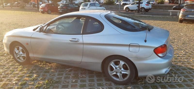 Begagnad Hyundai Coupé 2000 Grå Sportkupé
