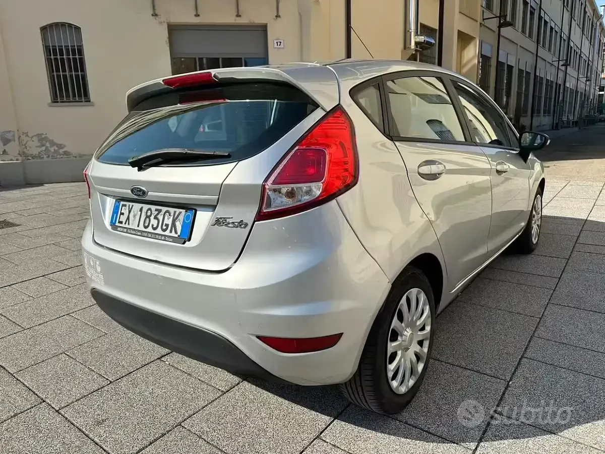 Usata Ford Fiesta 75 CV (55 kW) 2015 Grigio Utilitaria
