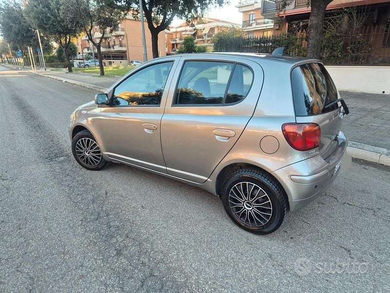 Grigio Usata 2005 Toyota Yaris Tre volumi | 2999 € (Buon prezzo) - Immagine 1/4