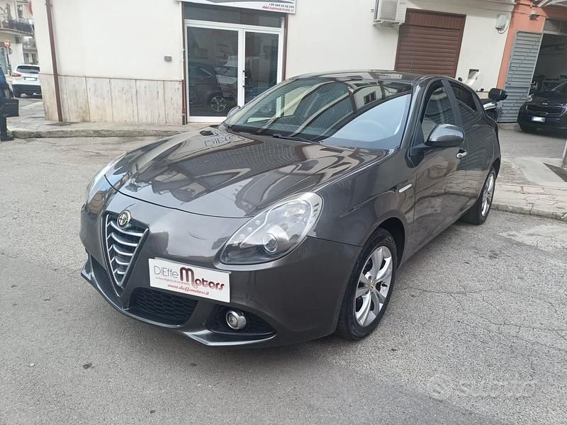Grigio Usata 2013 Alfa Romeo Giulietta Distinctive Tre volumi | 6900 € (Buon prezzo) - Immagine 1/4