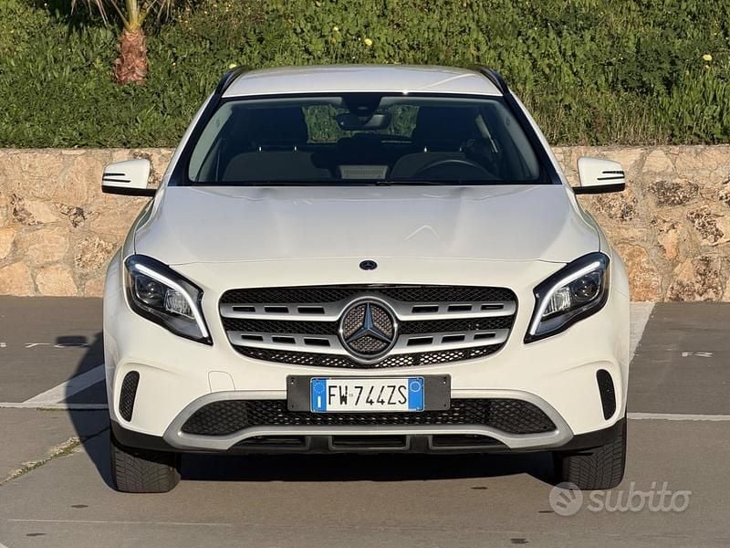 Usata Mercedes GLA180 Night 122 CV (89 kW) 2019 Bianco SUV