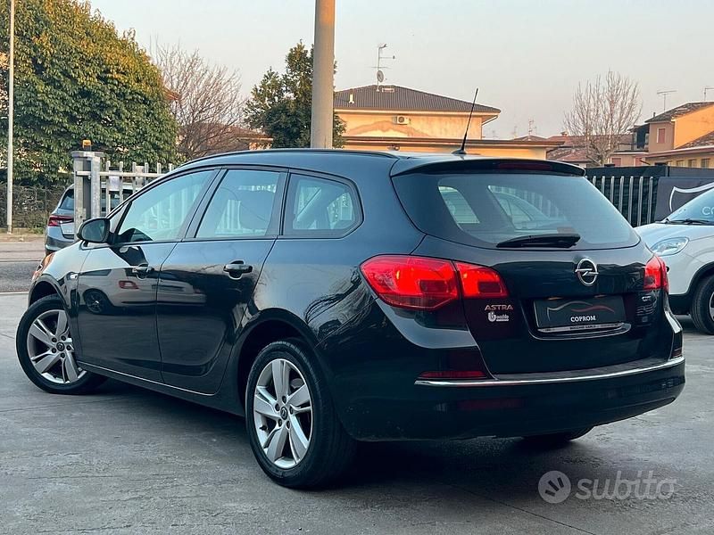 Usata Opel Astra 110 CV (80 kW) 2014 Nero Station wagon