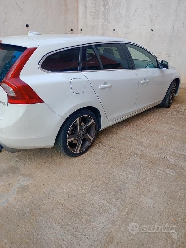 Usata Volvo V60 R-Design 114 CV (83 kW) 2012 Bianco Station wagon