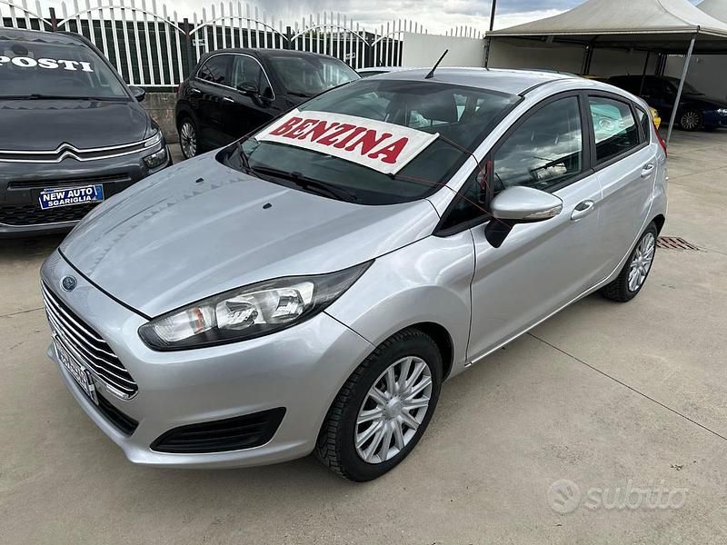 Begagnad Ford Fiesta 60 HK (44 kW) 2016 Grå Sedan