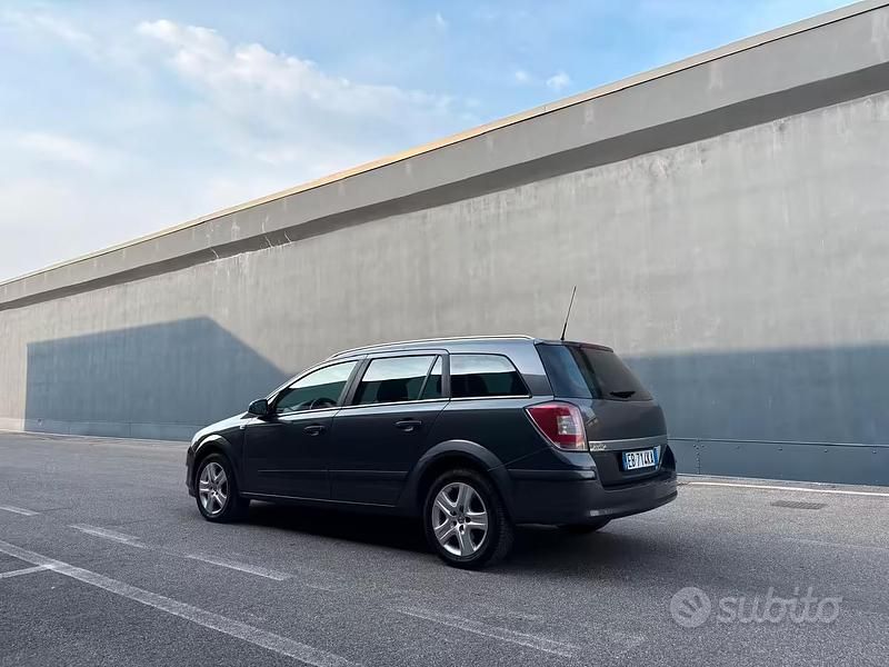 Usata Opel Astra 115 CV (84 kW) 2010 Grigio Station wagon