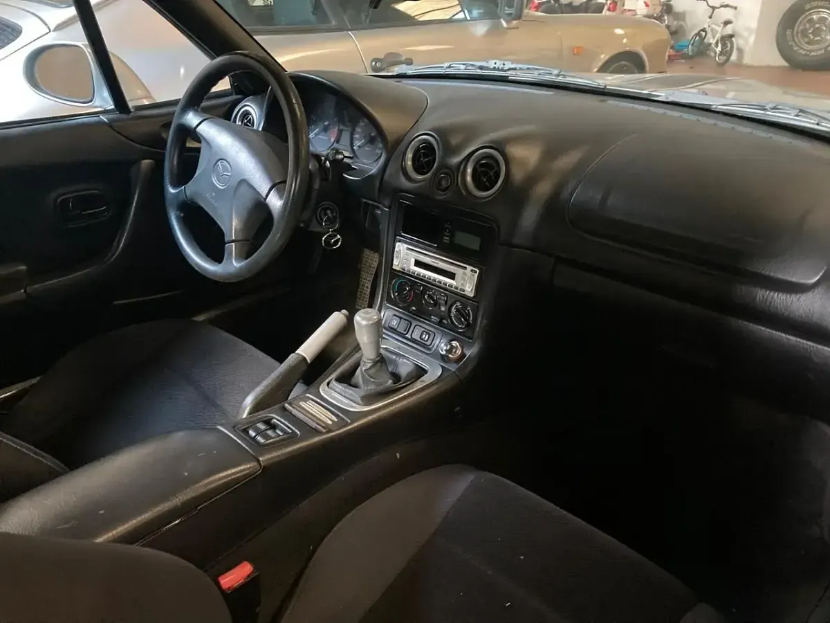 Usata Mazda MX5 110 CV (80 kW) 2001 Argento Cabrio
