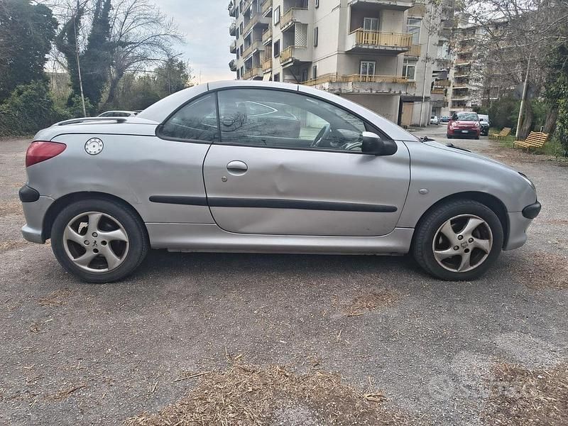 Usata Peugeot 206 CC 109 CV (80 kW) 2002 Grigio Cabrio