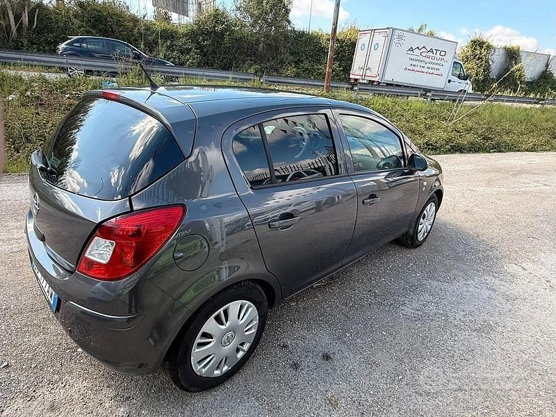 Usata Opel Corsa Cosmo 86 CV (63 kW) 2011 Grigio Utilitaria