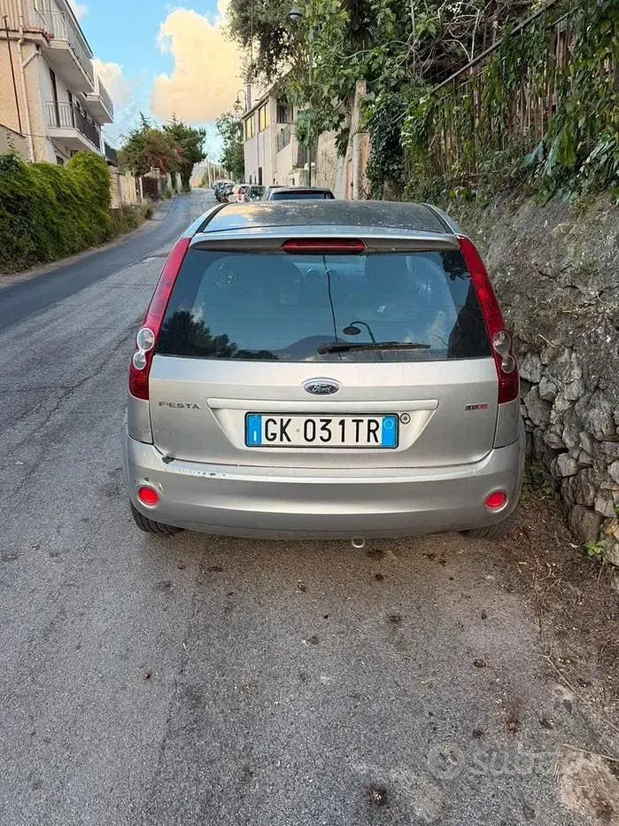 Usata Ford Fiesta 68 CV (50 kW) 2003 Grigio Utilitaria