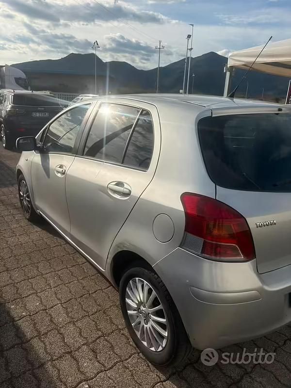 Usata Toyota Yaris 87 CV (63 kW) 2009 Grigio Utilitaria