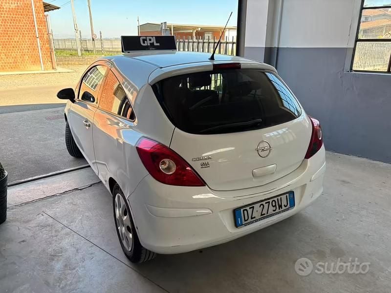 Usata Opel Corsa 80 CV (58 kW) 2010 Bianco Utilitaria