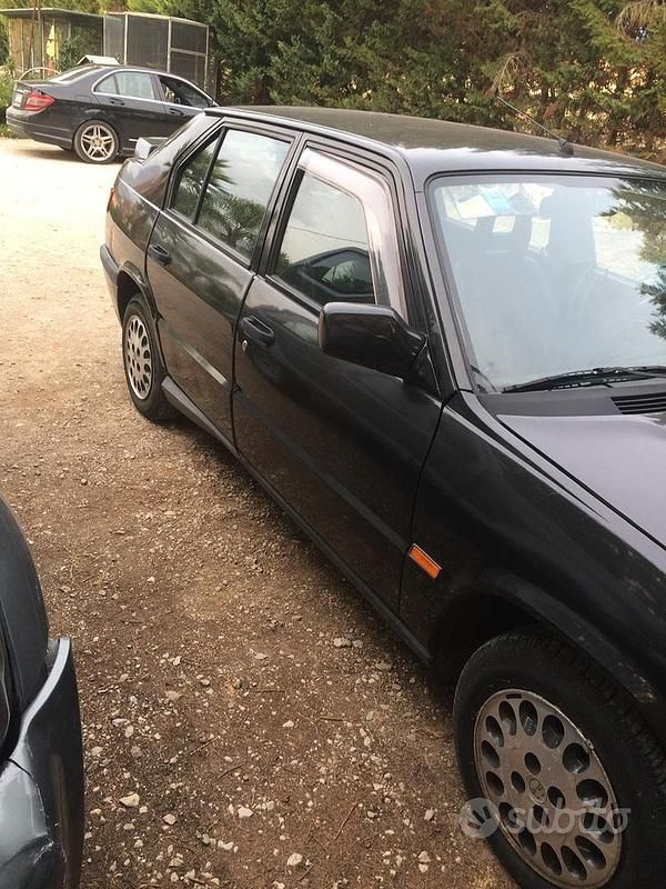 Begagnad Alfa Romeo 33 88 HK (64 kW) 1993 Svart Sedan