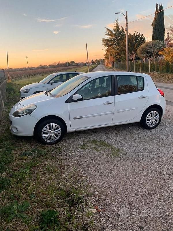 Usata Renault Clio II 75 CV (55 kW) 2011 Bianco Berlina