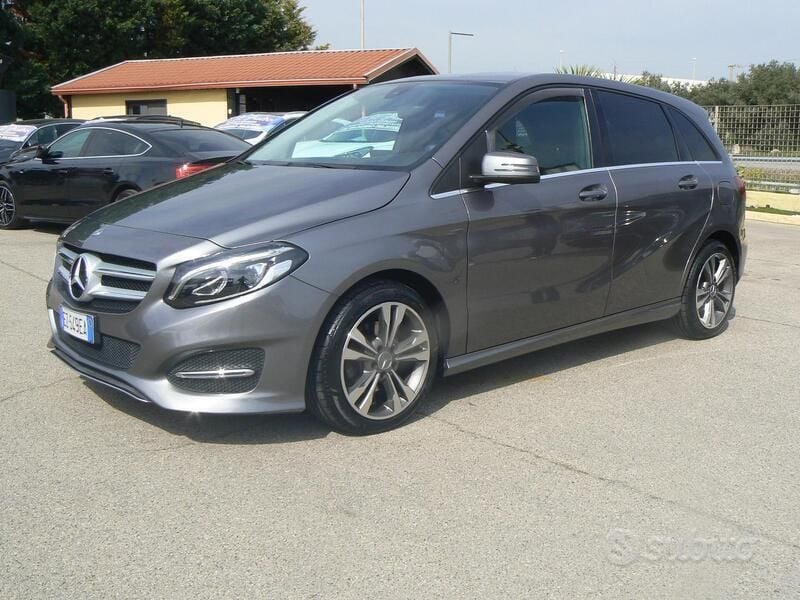 Grigio delfino Usata 2015 Mercedes B200 Premium Monovolume | 12.500 € (Buon prezzo) - Immagine 1/4