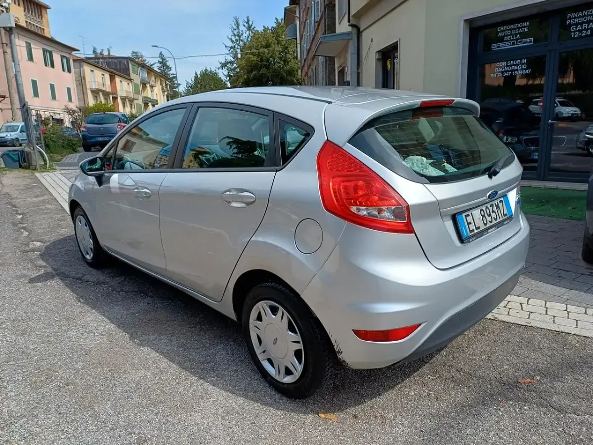 Usata Ford Fiesta 75 CV (55 kW) 2013 Argento Utilitaria
