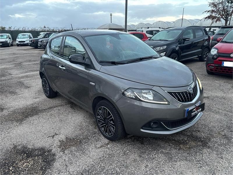 Usata Lancia Ypsilon Gold 69 CV (50 kW) 2022 Argento Utilitaria