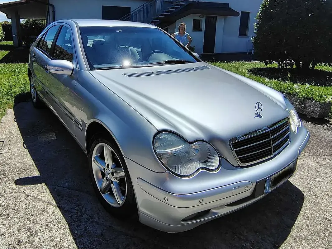Usata Mercedes C220 Classic 143 CV (105 kW) 2003 Argento Berlina
