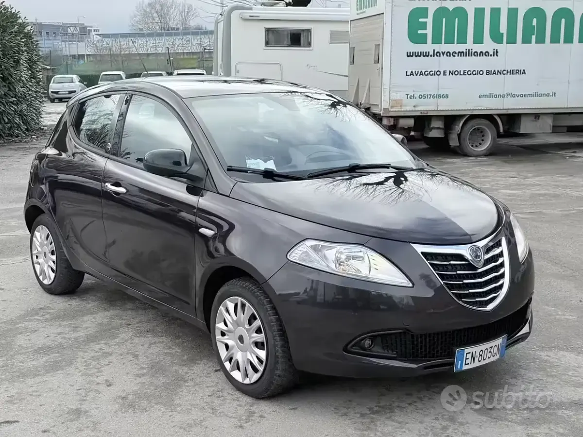 Usata Lancia Ypsilon Gold 69 CV (50 kW) 2014 Viola Utilitaria