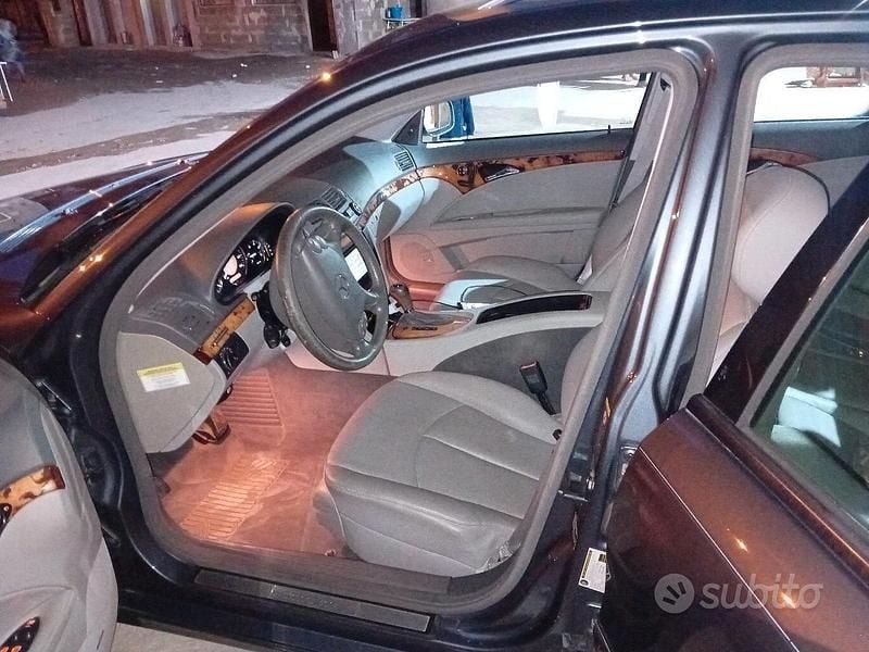 Usata Mercedes E320 224 CV (164 kW) 2009 Grigio Berlina