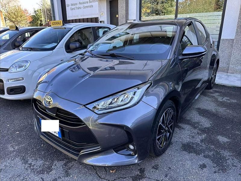 Grigio Usata 2022 Toyota Yaris Trend Tre volumi | 13.850 € (Buon prezzo) - Immagine 1/4