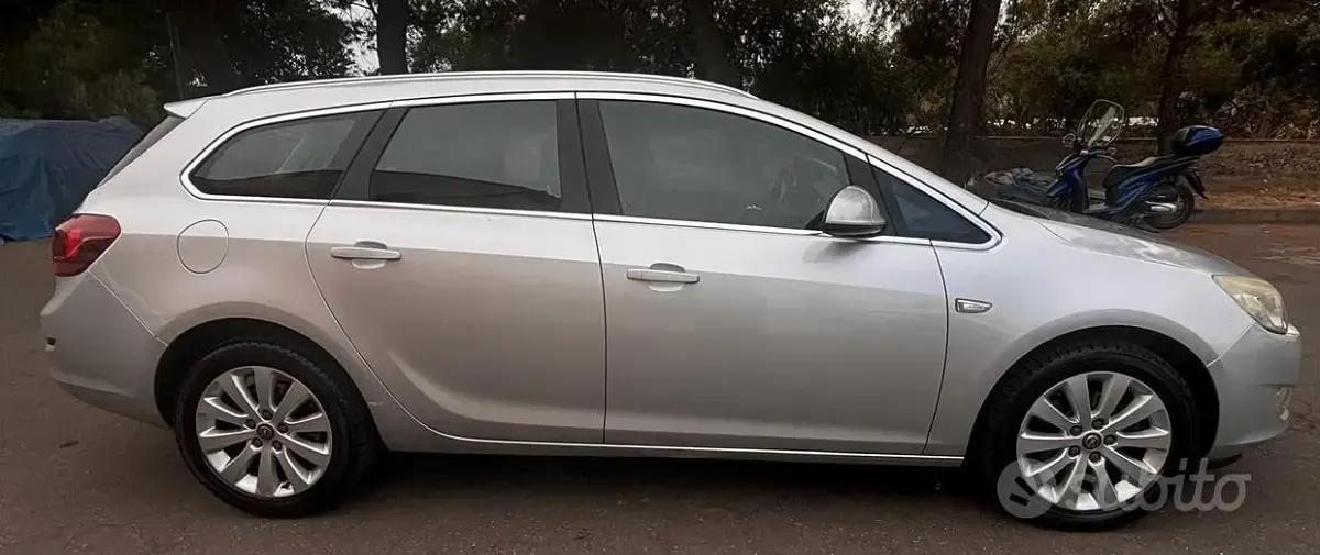Usata Opel Astra Cosmo 125 CV (91 kW) 2012 Grigio Station wagon