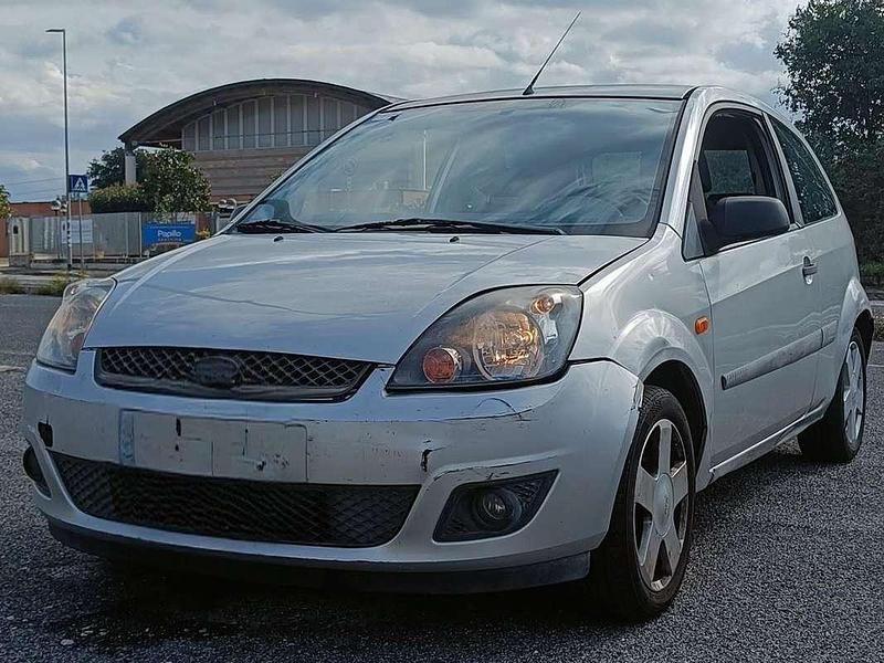 Argento Usata 2006 Ford Fiesta Ghia Tre volumi | 1000 € (Super prezzo) - Immagine 1/4