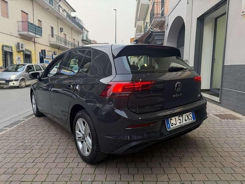 Usata VW Golf VIII Life 116 CV (85 kW) 2023 Grigio Berlina