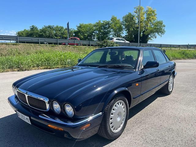Blu/azzurro(met.) Usata 1998 Jaguar XJ Tre volumi | 6500 € (Ottimo prezzo) - Immagine 1/4