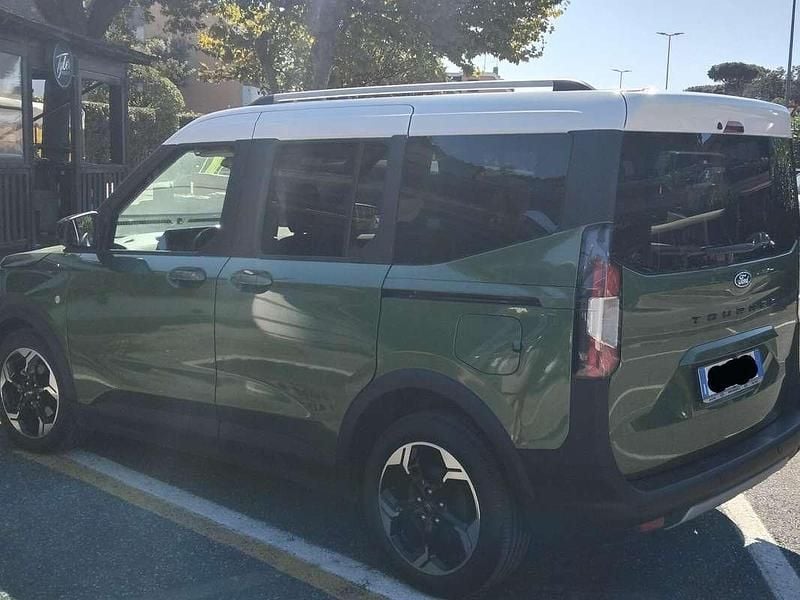 Usata Ford Tourneo Courier 125 CV (91 kW) 2024 Verde Monovolume