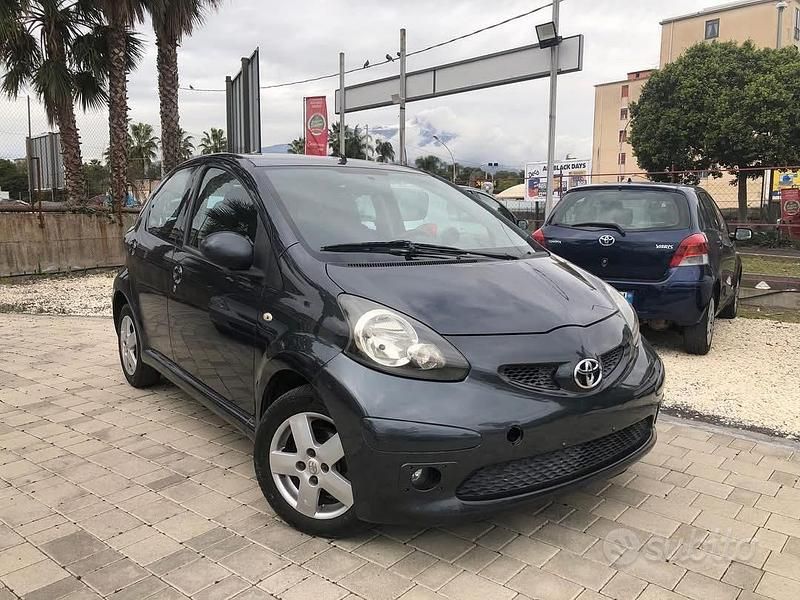 Grigio Usata 2008 Toyota Aygo Due volumi | 4900 € (Buon prezzo) - Immagine 1/4