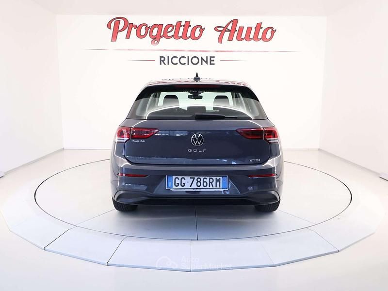 Usata VW Golf VIII Life 110 CV (80 kW) 2021 Dolphin grey metall. Berlina