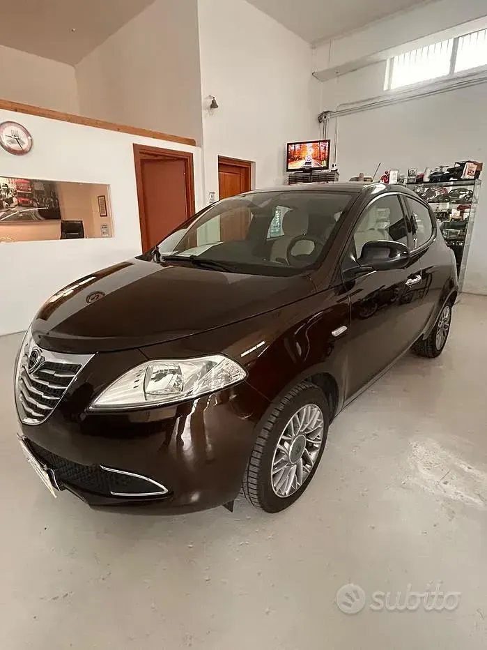 Usado Lancia Ypsilon Silver 69 HP (50 kW) 2013 Castanho Citadino