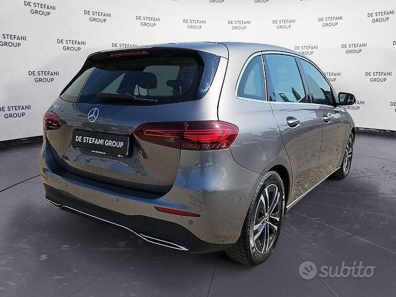 Usata Mercedes B180 Advanced 116 CV (85 kW) 2023 Grigio montagna Monovolume