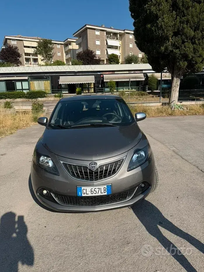 Usata Lancia Ypsilon 69 CV (50 kW) 2022 Grigio Utilitaria