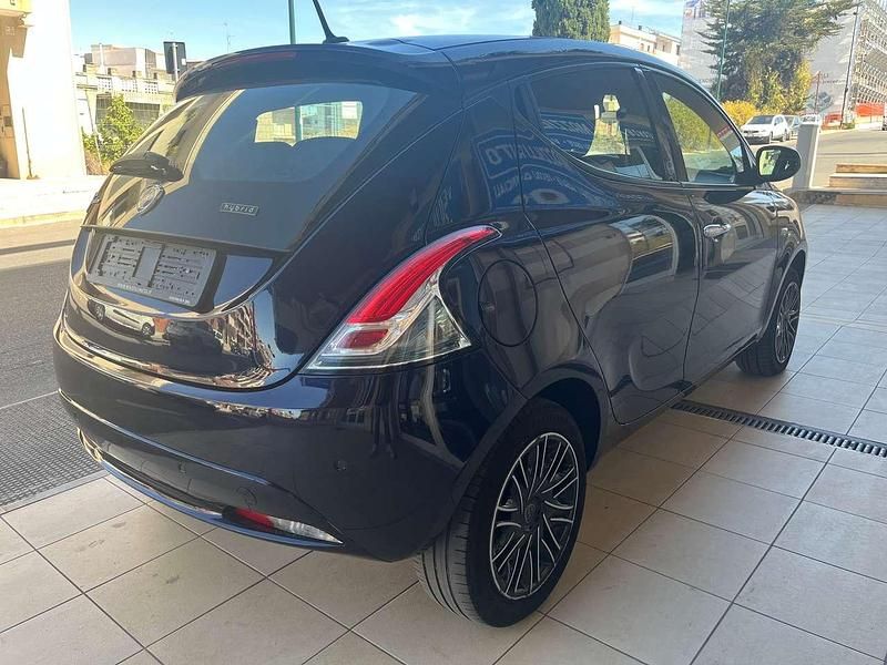 Usata Lancia Ypsilon Gold 69 CV (50 kW) 2021 Blu/azzurro Utilitaria